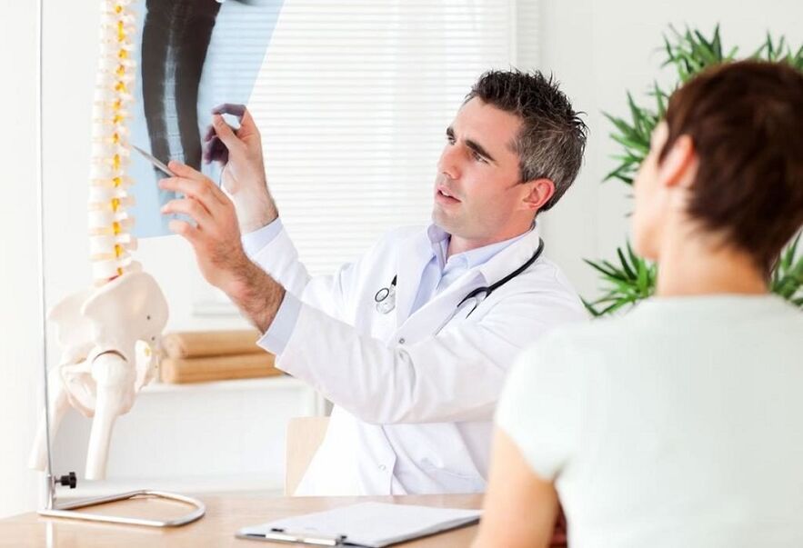 the doctor examines an X-ray to diagnose thoracic osteochondrosis